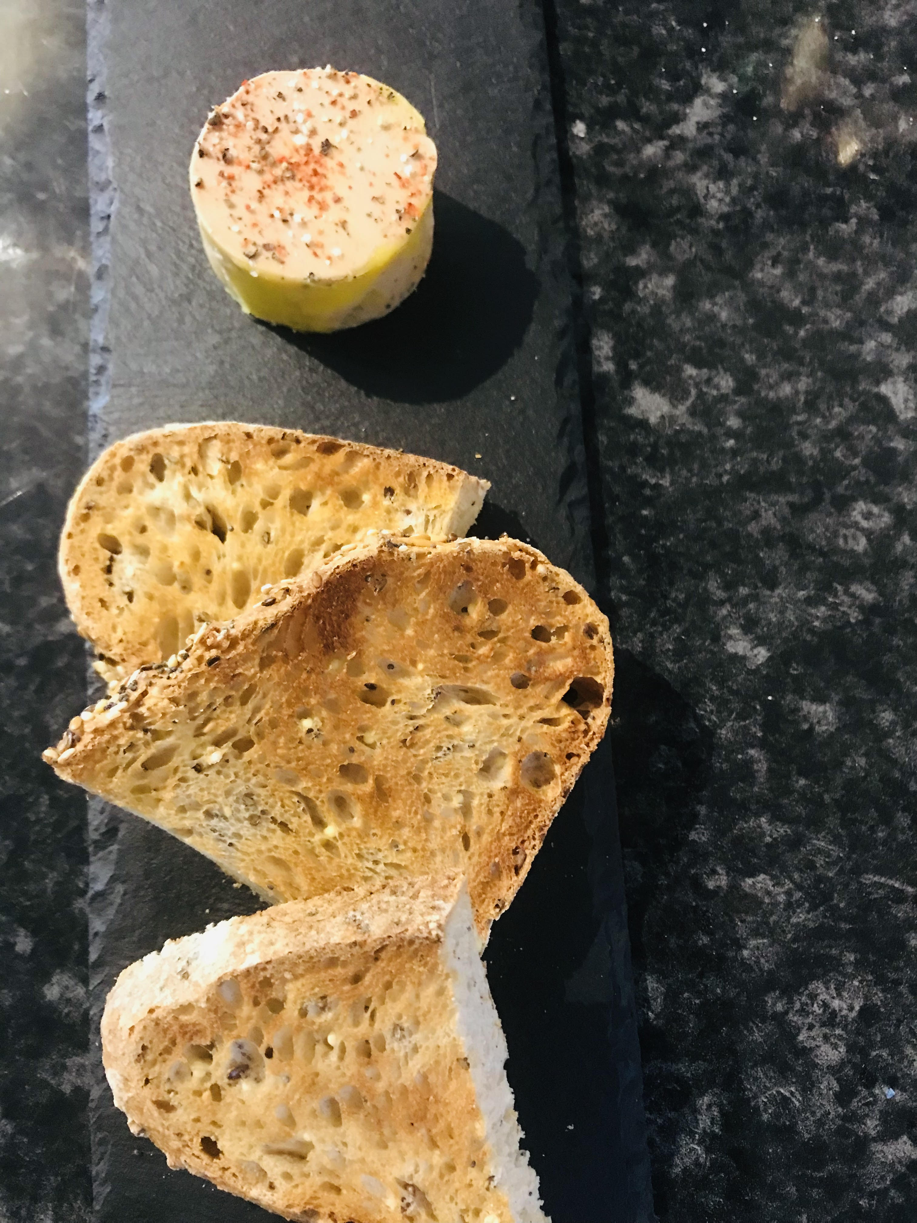 Foie gras de canard du Sud-Ouest fait maison (50gr), pain de campagne grillé